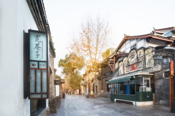 Chengdu: Private City Walking Tour with Food and Culture Stops