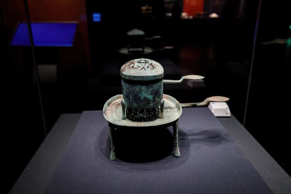 Chengdu: Private City Walking Tour with Food and Culture Stops