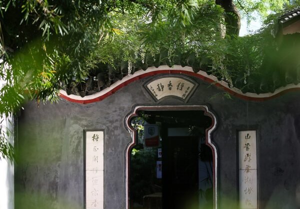 Chengdu: Private City Walking Tour with Food and Culture Stops