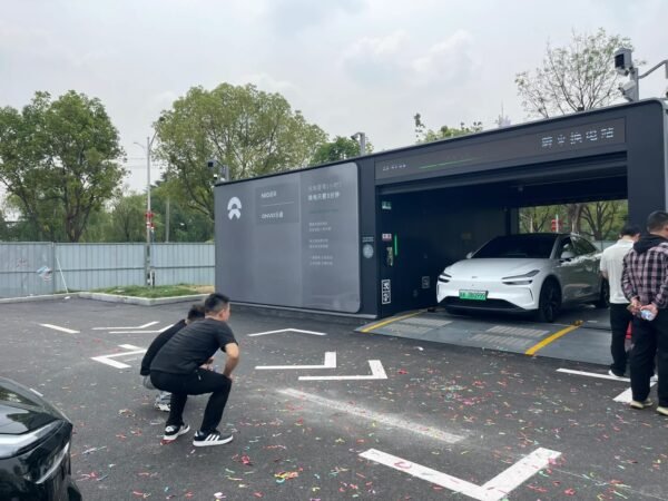 Chengdu: Private Electric Vehicle Museum Tour with Sichuan Food/Tea