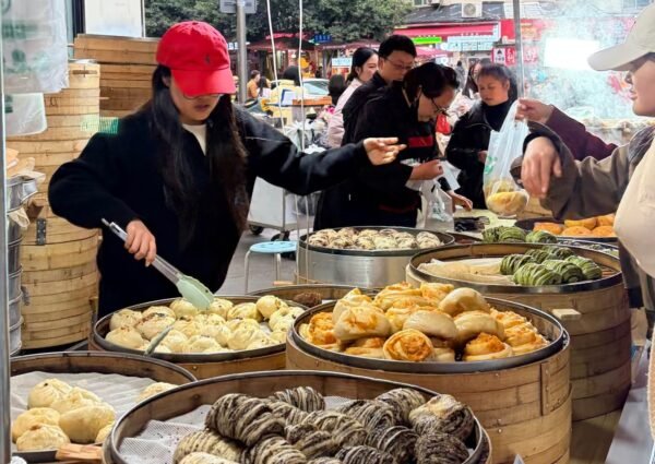 Chengdu: Market Walk & 7+ Local Breakfast / Authentic Snack Tastings