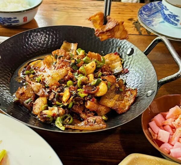 Chengdu: Private Dujiangyan Panda Valley & Irrigation System Day Tour ( Lunch incl.)